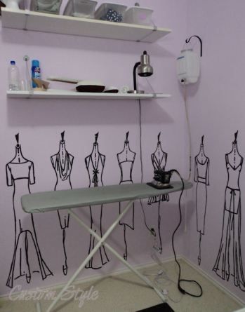 Design Studio Workspace, Sewing Room Inspiration, Sewing Spaces, Fashion Designer Studio, Sewing Room Design, Store Design Boutique, Sewing Room Decor, Fashion Drawings, Boutique Interior Design