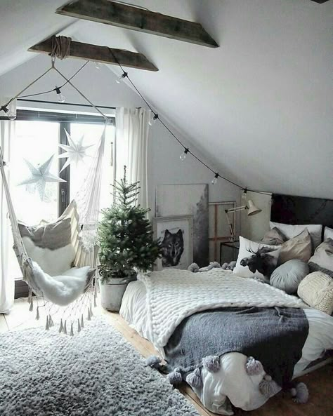 Teen Bedroom Ideas For Small Rooms, Bedroom Inspirations Cozy, Attic Bedroom Designs, Attic Bedrooms, Dekorasi Kamar Tidur, Attic Bedroom, Attic Rooms, Modern Bedroom Decor, Chic Bedroom