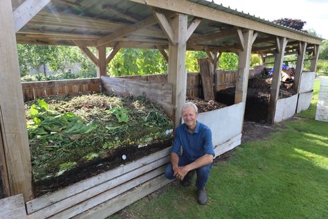 Best to have 3 to 4 compost heaps and various stages of decomposition. Charles Dowding, Cornwall Garden, Growing Organic Vegetables, Small City Garden, Compost Bins, Indoor Watering Can, Veg Patch, Garden Kneeler, Dig Gardens