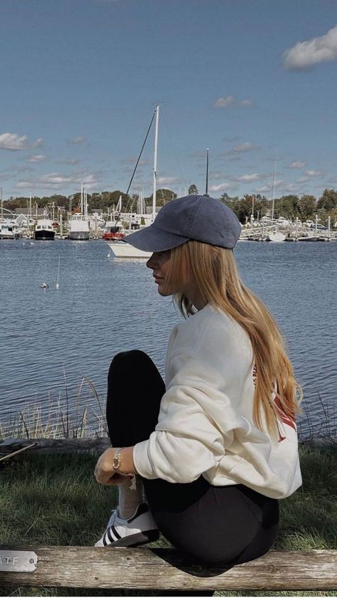 a casual everyday outfit i'm loving for the spring! you can never go wrong with a navy call cap, white oversized sweatshirt, black leggings and sambas.tap to follow me on instagram to see more of my minimal style! Cap Summer Outfit, Arielle Lorre, Errands Outfit, Reverse Aging, Nitty Gritty, Fresh Outfits, Cap White, Best Beauty Tips, Street Style Summer