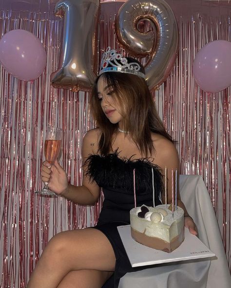 annette on Instagram: “Bday bae #19 🥂🍾💋👅” 17th Birthday Photoshoot, 17th Birthday Photoshoot Ideas, Birthday Photoshoot Ideas, Cute Birthday Pictures, Cute Birthday Ideas, Birthday Photography, Birthday Planning, Pretty Birthday Cakes, 17th Birthday