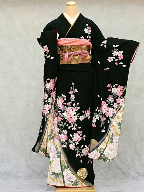 Japanese Traditional Clothing, Cute Kimonos, Kimono Japan, Traditional Japanese Kimono, Kimono Outfit, Mode Kimono, Kimono Design, Old Fashion Dresses, Black Kimono