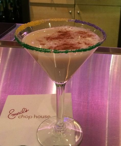 Celebrate Mardi Gras with this King Cake Martini. Available at Emeril's Chop House in Bethlehem, PA through February 17th, 2015. Cake Martini, Mardi Gras Cocktails, King Cake Bites, Kings Cake Cupcakes, King Cake Recipe Easy, New Orleans King Cake, King Cake Recipe, King Cake Baby, Mardi Gras Crafts