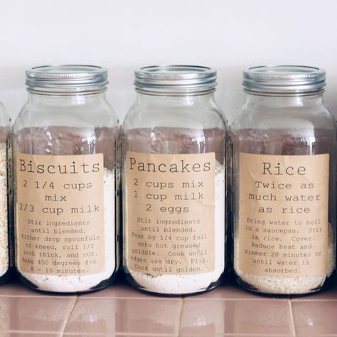 15 Creative Mason Jar Kitchen Storage Ideas - Sarah Blooms Rustic Country Kitchen Decor, Pantry Organization Labels, Rustic Country Kitchen, Diy Wood Stain, Mason Jar Storage, Diy Rustic Home, Country Chic Cottage, Diy Rustic Decor, Organizing Labels