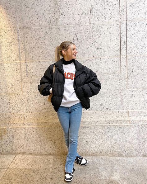 Crewneck With Turtleneck, Sweater With Jeans, Nyc Street Style, Nike Crewneck, Nyc Street, Mom Outfits, Puffer Jacket, Turtleneck Sweater, Puffer