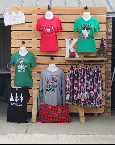 Display Ideas Retail, How To Set Up A Shirt Booth, T Shirt Market Display, Craft Show Clothing Display Ideas, Craft Fair Displays Clothes, Diy Boutique Sign, Tshirt Display Ideas Diy, Indoor Craft Booth Displays Shirts, Vendor Shirt Display