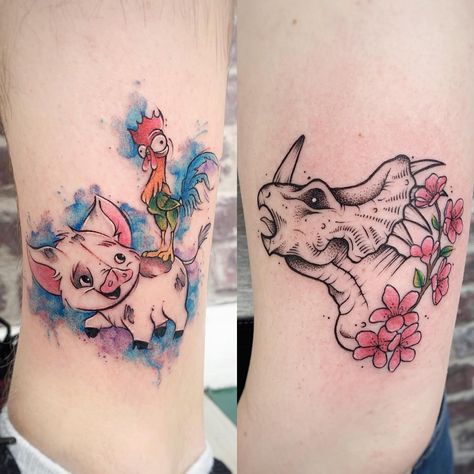 𝐀𝐛𝐛𝐲 𝐁𝐥𝐚𝐝𝐞𝐬 on Instagram: “Couple of colour pieces 🐷🐓🌸 • • • • #moana #moanatattoo #pua #puamoana #heihei #heiheimoana #puatattoo #heiheitattoo #disney #disneytattoos…” Pua And Hei Hei Tattoo, Pua Moana Tattoo, Pua Tattoos, Pua Tattoo, Hei Hei Tattoo, Moana Tattoos, Moana Pua, Bestie Tattoo, Movie Tattoos