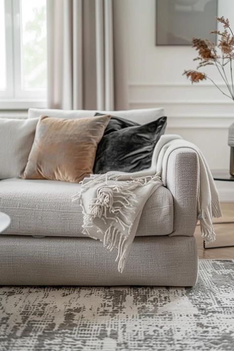 Cozy Grey Couch Rug Ideas for Chic Living Rooms Grey Couch Rug, Grey Couch Rug Ideas, Gray Couch Rug Ideas, Light Grey Couch Styling, Light Gray Couch Living Room, Cozy Grey Couch, Light Grey Couch, Grey Couch Decor, Couch Rug