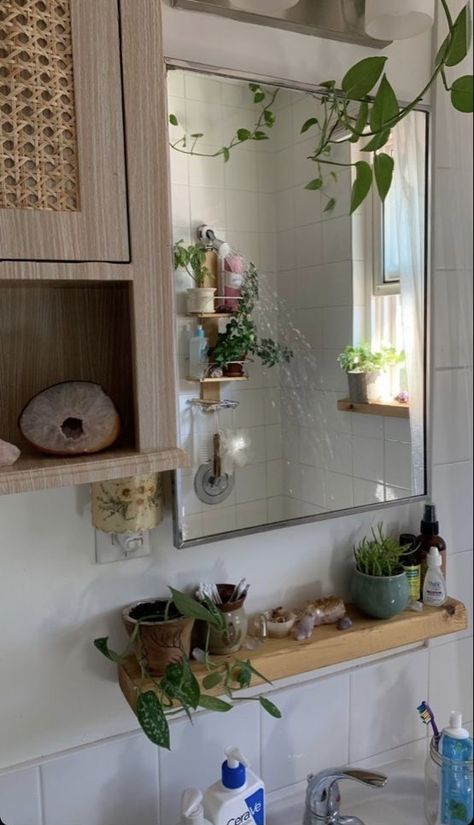 Plant Filled Bathroom Aesthetic, Aesthetic Bathroom With Plants, Indie Bathroom Decor, Plant Bathroom Aesthetic, Apartment Bathroom Aesthetic, Indie Bathroom, Cute Aesthetic Rooms, Bathroom Decor Aesthetic, Aesthetic Bathroom