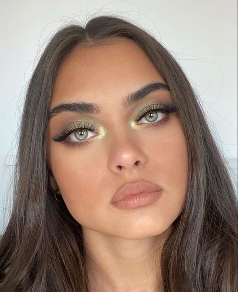 Smoky Green Makeup, Green Accent Makeup, Wedding Guest Makeup Green Eyes, Easy Eye Makeup Looks, Giorgina Juanita, Bday Makeup, Makeup Verde, Astro Aesthetic, Aesthetic Queen