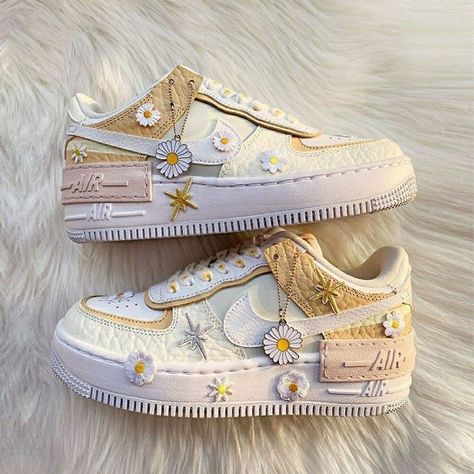 Pretty Sneakers, Nike Shoes Girls, Dr Shoes, Preppy Shoes, Pretty Shoes Sneakers, All Nike Shoes, Kawaii Shoes, Cute Nike, Cute Sneakers