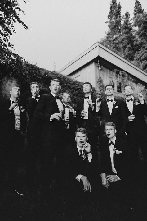 Groomsman Photo Ideas Fun, Groom Party Photos Groomsmen, Large Groomsmen Party, Elegant Wedding Groom, Old Money Groomsmen, Elegant Bridal Party Photos, Groomsmen And Bride Photos, Groomsmen Group Photos, Editorial Groomsmen Photos