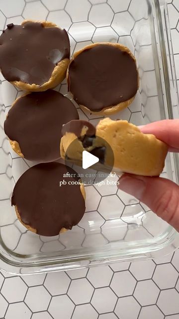 Alyssa Coady on Instagram: "Peanut butter cookie dough bites.. they’re so good, you need to try them 🤤 These bites are high in protein, chocolate and peanut butter.. everything you want in a grab and go snack! In a bowl, mix: 1/2 cup peanut butter @99th_monkey 1 scoop (30g) vanilla protein powder 3 tablespoons honey Then, fold in: 1/4 cup dark choc chips Divide the cookie dough evenly between a muffin pan, makes 6 In a separate bowl, mix: 1/2 cup dark chocolate chips or melts 2 teaspoons Peanut Butter Cookie Dough Bites, Fridge Chocolate, Protein Cookie Dough Bites, Protein Peanut Butter Cups, Healthy Cookie Dough Bites, Cookie Dough Cups, Peanut Butter Protein Cookies, Butter Cookie Dough, Protein Cookie Dough