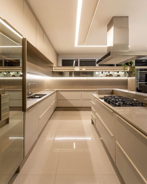 Cozinha de luxo: 70 projetos para uma decoração sofisticada Desain Pantry Dapur, Almirah Designs, Aesthetic Interior Design, Desain Pantry, Modern Kitchen Design Luxury 2020, Kitchen Interior Design Modern, House Design Kitchen, Luxury Kitchen Design, Modern Kitchen Design Luxury