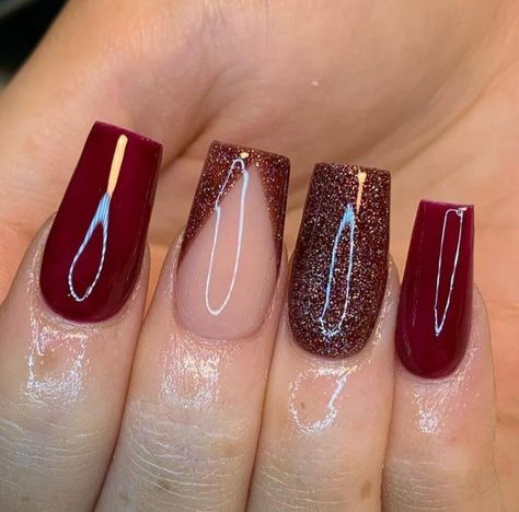 Burgundy Nail Designs For Wedding, Nail Ideas Burgundy And Gold, Nails Burgandy Design, Wedding Nails With Burgundy, Burgundy Nails With Gold Short, Wine Red And Silver Nails, Anniversary Nail Designs Love, Mehroon Nail Art Design, Burgundy And Silver Nails Acrylic