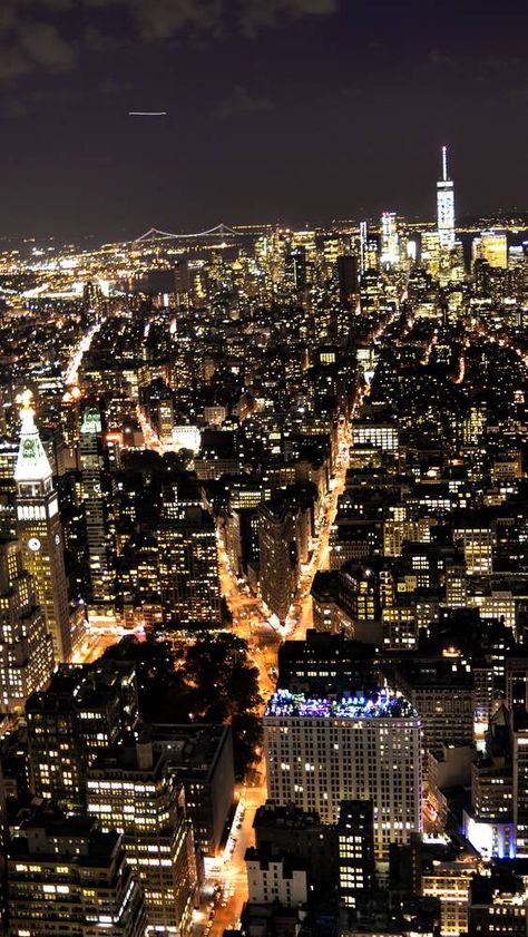 Superbe vue sur New York de nuit depuis l'Empire State Building New York Nuit, Top Of A Building, Photo New York, Lights At Night, City Lights At Night, New York City Aesthetic, New York Wallpaper, Voyage New York, New York Night