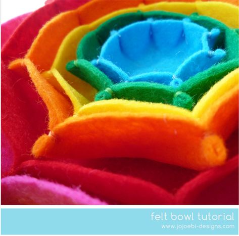 jojoebi designs: How to make simple felt bowls Felt Bowls, Felt Bowl, Sewing Simple, Sewing Felt, Felted Bowls, Tutorial Sewing, Penny Rugs, Felt Food, Felt Diy