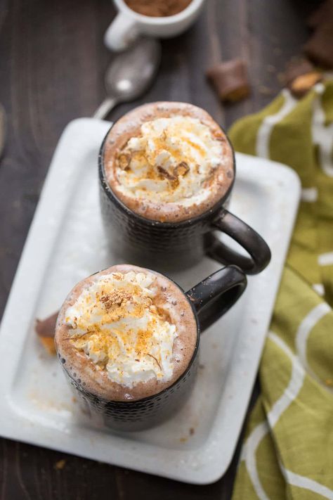 This Butterfinger Hot Cocoa recipe tastes like the famous candy! This boozy version is warm and silky warm adult beverage! Butterfinger Hot Chocolate, Coconut Milk Hot Chocolate, Wassail Punch, Hot Chocolate Spiked, Adult Hot Chocolate, Earl Grey Tea Latte, Chocolate Coconut Milk, Mocha Hot Chocolate, Chocolate Pineapple