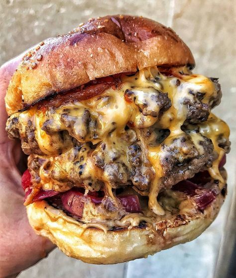 This incredible burger!! That drip of cheese 😍🙌 🎉🍔🤤💦😊 🍔 Tag Someone! 😍🍔🔥 - ��� Bacon Burger, Smash Burger, London Food, Food Goals, Food Trucks, Food Obsession, Food Cravings, Amazing Food, Travel Food