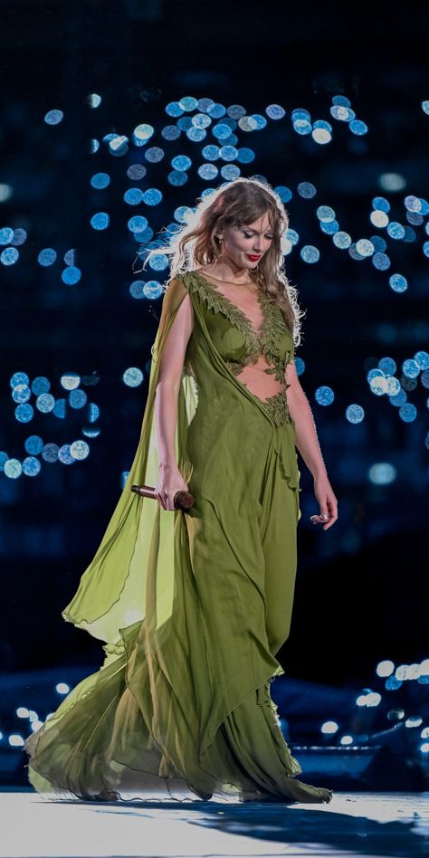 Taylor Green Folklore Dress, Taylor Swift Green Folklore Dress, Taylor Swift Folklore Outfits Eras Tour, Green Aesthetic Taylor Swift, Homescreen Wallpaper Taylor Swift, Taylor Folklore Era, Taylor Swift Green Dress, Folklore Dress Eras Tour, Taylor Swift Folklore Era