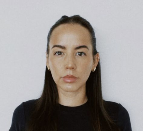 My Passport Photo Is Perfect Thanks to This Viral Makeup Tutorial Passport Photo Makeup, Spiderweb Eyeliner, Laura Mercier Translucent Powder, Viral Makeup, Highlight And Contour, How To Contour, Light Concealer, Filling In Eyebrows, Passport Photo