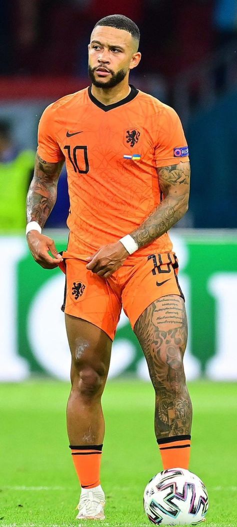 Memphis Depay Haircut, Football Players Tattoos, Black Soccer Players, Chelsea Fc Tattoo, Memphis Depay Tattoo, Soccer Player Tattoos, Marvel Tattoo Ideas, Depay Memphis, Soccer Clothing And Equipment