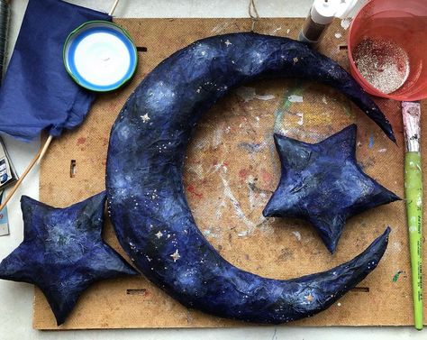 Cute Halloween Paper Crafts, Moon Cardboard Diy, Paper Mache Stars, Paper Moon Diy, Moon Prop Diy, Star Paper, Paper Mache Star, Moon Craft, Paper Mache Moon Diy