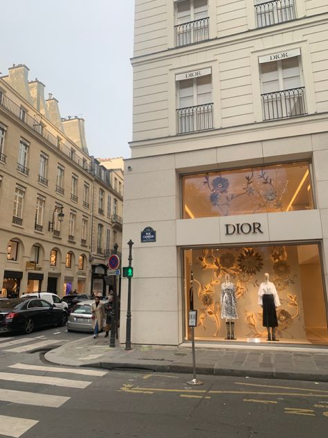 picture of a beautiful dior shop in paris Paris Store Fronts, Luxurious Gym, Bloxburg Town, Shop In Paris, Dior Shop, Paris Store, Travel Vibes, City Layout, Paris Luxury