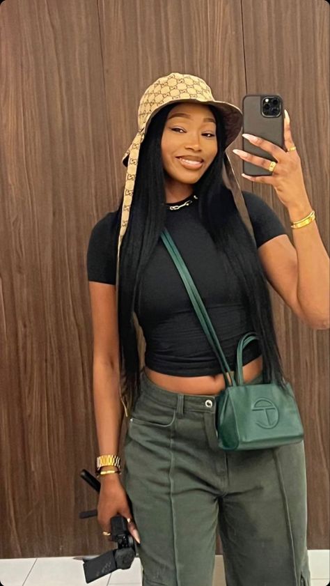 Green Telfar, Telfar Bag Outfit, Summer Outfits Baddie, Black Bag Outfit, Baddie Ideas, Bold Clothing, Telfar Bag, Outfits Baddie, Birthday Trip