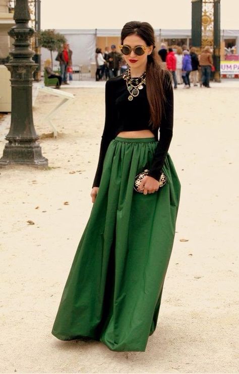 Beautiful outfit...black cropped top with a long green skirt Fall Color Combinations, Casually Chic, Trendy Fall, Beautiful Skirts, 가을 패션, Chic Fashion, Green Skirt, Fashion Mode, Mode Inspiration