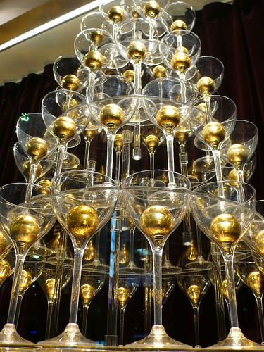 Christmas Tree Glasses...great for a Christmas Event Great Gatsby Christmas Tree, Gatsby Christmas Tree, Great Gatsby Christmas Party, Oversized Christmas Decorations, Great Gatsby Christmas, Corporate Party Ideas, Gatsby Christmas, Rooftop Restaurant Design, Christmas Lounge