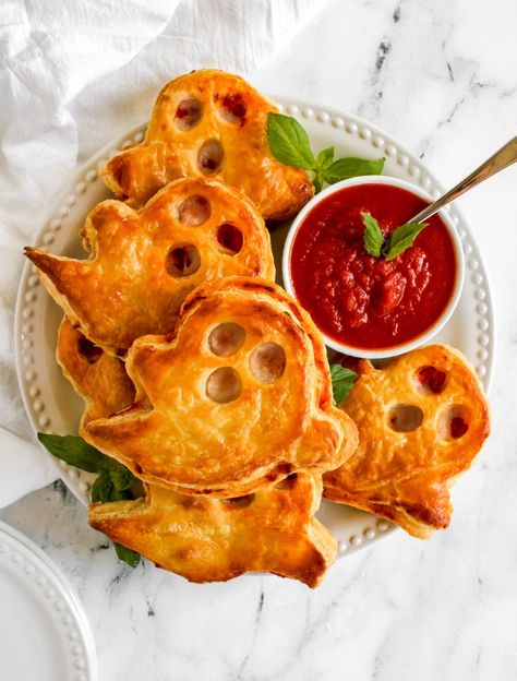 Puff Pastry Pizza Ghost - My Messy Kitchen Puff Pastry Halloween, Pizza Puff Pastry, Pizza Ghost, Ghost Pizza, Puff Pastry Pizza, Pizza Cupcakes, Pastry Pizza, Breakfast Cupcakes, Pizza Pastry