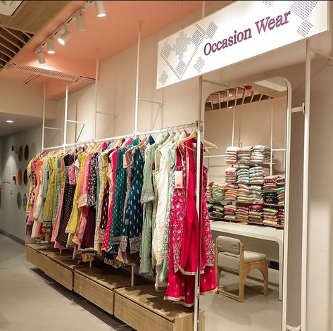 Ladies Garments Shop Interior Display, Boutique Setup Ideas, Indian Boutique Interior, Small Clothing Store Interior Design, Small Clothing Store Interior, Clothing Store Interior Design, Small Boutique Interior Design, Small Store Design, Small Boutique Interior