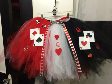 Pin em Party Costume Ideas Alice In Wonderland, Queen Of Hearts Costume Ideas, Queen Of Hearts Skirt, Queen Of Hearts Outfit, Diy Queen Of Hearts, Porta Halloween, Queen Of Hearts Halloween Costume, Hearts Outfit, Halloween Alice In Wonderland