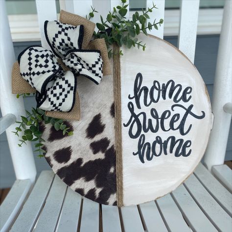 Rustic Door Hanger, Western Door Hangers, Western Rustic Home Decor, Western Door, Cow Things, Nurse Badges, Circle Signs, Farmhouse Door Hanger, 2023 Crafts