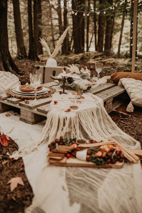 Boho Elopement Picnic, Picnic Styled Shoot, Picnic Style Wedding, Picnic In The Woods, Elopement Picnic, Fairy Picnic, Picnic Photography, Wedding Picnic, Romantic Picnic