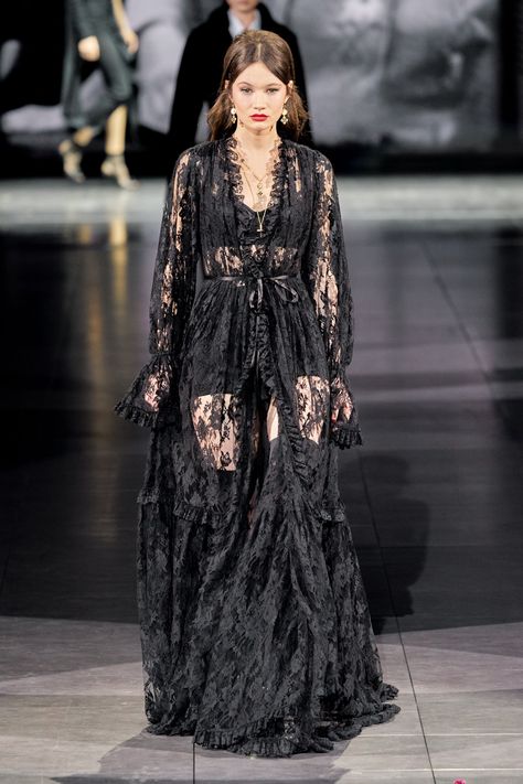 Dolce & Gabbana Fall 2020 Ready-to-Wear Fashion Show - Vogue Dolce And Gabbana Runway, Vogue Brazil, Vogue Editorial, Devon Aoki, Vogue India, Vogue Russia, Dolce E Gabbana, Fashion Show Collection, Dark Fashion