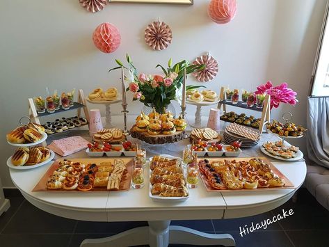 Buffet d'anniversaire - By Hidaya Cake Table Buffet, Birthday Party Buffet Table Decor, Buffet Sale, Table Brunch, Buffet Brunch, Birthday Buffet, Canape Buffet Setup, B&b Breakfast Buffet, Food Display Table