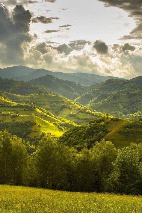 Mountains in Romania. Green Hills, Trip Planner, Have Inspiration, Ios 7, Pretty Landscapes, Beautiful Places In The World, Rolling Hills, Alam Yang Indah, Nature Aesthetic