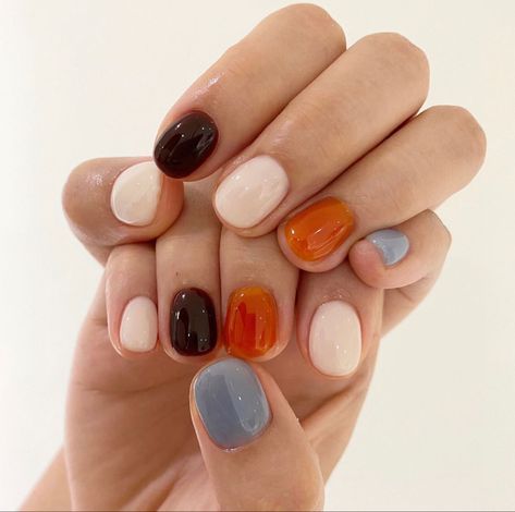 Nails Inspiration Fall 2023, Colorful Aesthetic Nails, 4 Color Nails, Fall Inspired Gel Nails, Random Color Nails, 2 Different Color Nails On Both Hands, Short Painted Nails Aesthetic, Two Tone Nail Designs Color Combos, Nail Inspo Multicolor