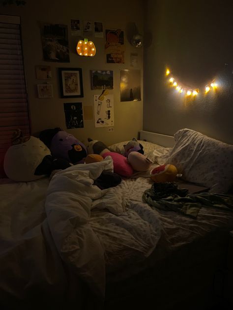 Room Vibes Aesthetic, Messy Room Aesthetic, Chloe Aesthetic, Dream Bored, Messy Bedroom, Sofa Bed For Small Spaces, Messy Bed, Fall Room, Room Vibes