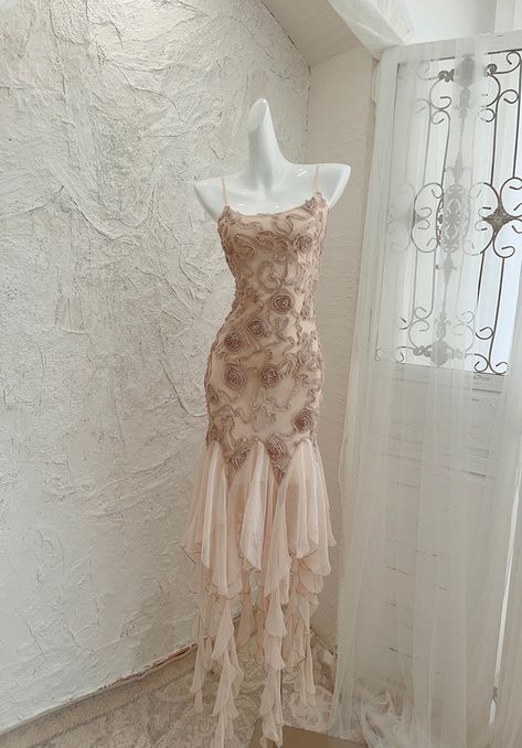 2000s Wedding Dress, Aquarius Dress, Wildflower Dress, Rose Skirt, Chique Outfits, Prom Dress Inspiration, Rock Design, Measurement Chart, Hoco Dresses