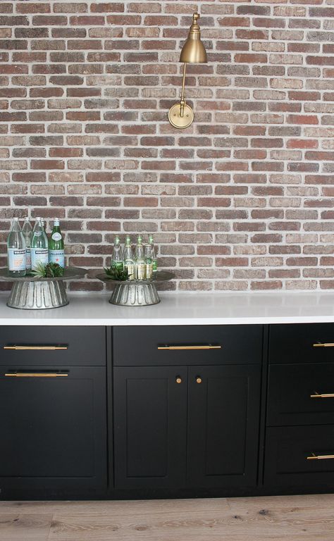 Brick Wall Kitchen, Brick Backsplash Kitchen, Bar Modern, Basement Bar Ideas, Decorating A Home, Modern Home Bar, Modern Basement, Basement Bar Designs, Brick Kitchen