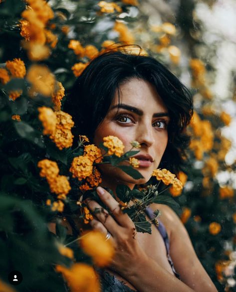 ☆ Pinterest: @Tiaaddie ☆ Macro Fotografie, Nature Photoshoot, Pose Fotografi, Photographie Portrait Inspiration, Inspiring Photography, Creative Portrait Photography, Foto Tips, Outdoor Portraits, Portrait Photography Poses