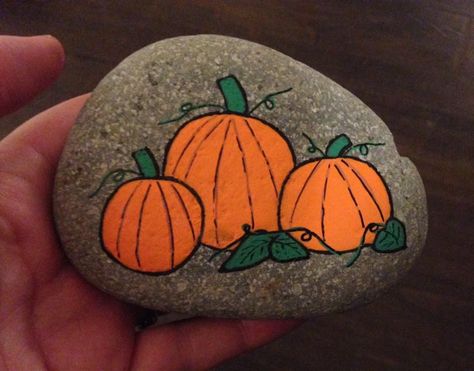 Pumpkin Stone Painting, Rock Painting Ideas For Fall, Pumpkin Rock Painting Ideas, Painted Rock Pumpkins, Pumpkin Rocks Painted, Fall Rocks Painted Ideas, Pumpkin Rocks, Pumpkin Rock Painting, Fall Painted Rocks Ideas