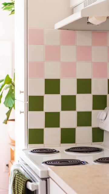 Annika on Instagram: "Renter-friendly tile DIY 💕 #diy" Kitchen Backsplash Renter Friendly, Renting Room Ideas, Small Kitchen Renter Friendly, Renter Friendly Kitchen Storage, Kitchen Diy Rental Friendly, Kitchen Makeover Rental Friendly, Removable Tiles For Renters, Small Kitchen Ideas Renter Friendly, Renter Friendly Fridge Makeover