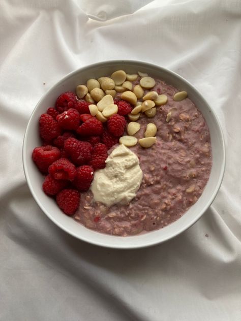 Raspberry Oatmeal, Plant Milk, Porridge Recipes, Oatmeal Recipe, Yogurt Bowl, Food Pics, Macadamia Nuts, Oatmeal Recipes, Food Bowl