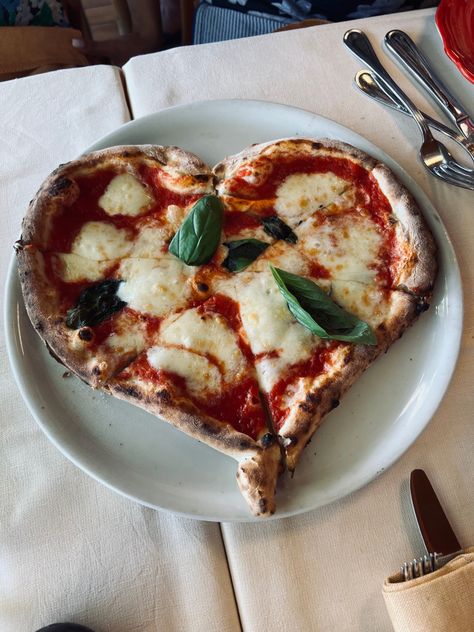 Italy food heart shaped pizza capri positano amalfi Italy Valentines Day, Heart Shaped Margarita Pizza, Heart Shaped Pizza Aesthetic, Heart Pizza, Heart Shaped Pizza, Pizza Day, Italy Food, Italian Recipes Traditional, Heart Food