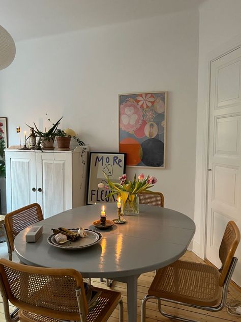 London Flat Decor, Scandinavian Interior Small Apartment, Cozy Table Setting, Dining Apartment, Kitchen Tables And Chairs, Copenhagen Interior, Cool Apartment, Rustic Chairs, European Living Room