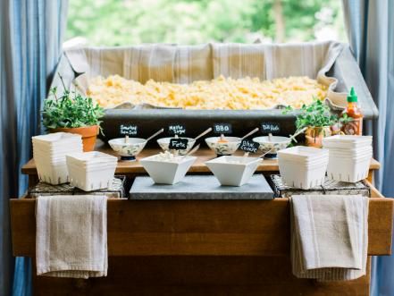 Endlessly munchable, potato chips are one snack that most people find hard to pass up. Young or old, vegetarian or carnivore, these golden-friend potatoes are hard to beat. Let your party guests help themselves at an easy-to-set-up station where they can top salty chips with their favorite sweet, savory or spicy flavors. Chip Bar, Salsa Bar, Snack Station, Potato Bar, Dip Bar, Kettle Chips, Reception Food, Popcorn Bar, Food Stations